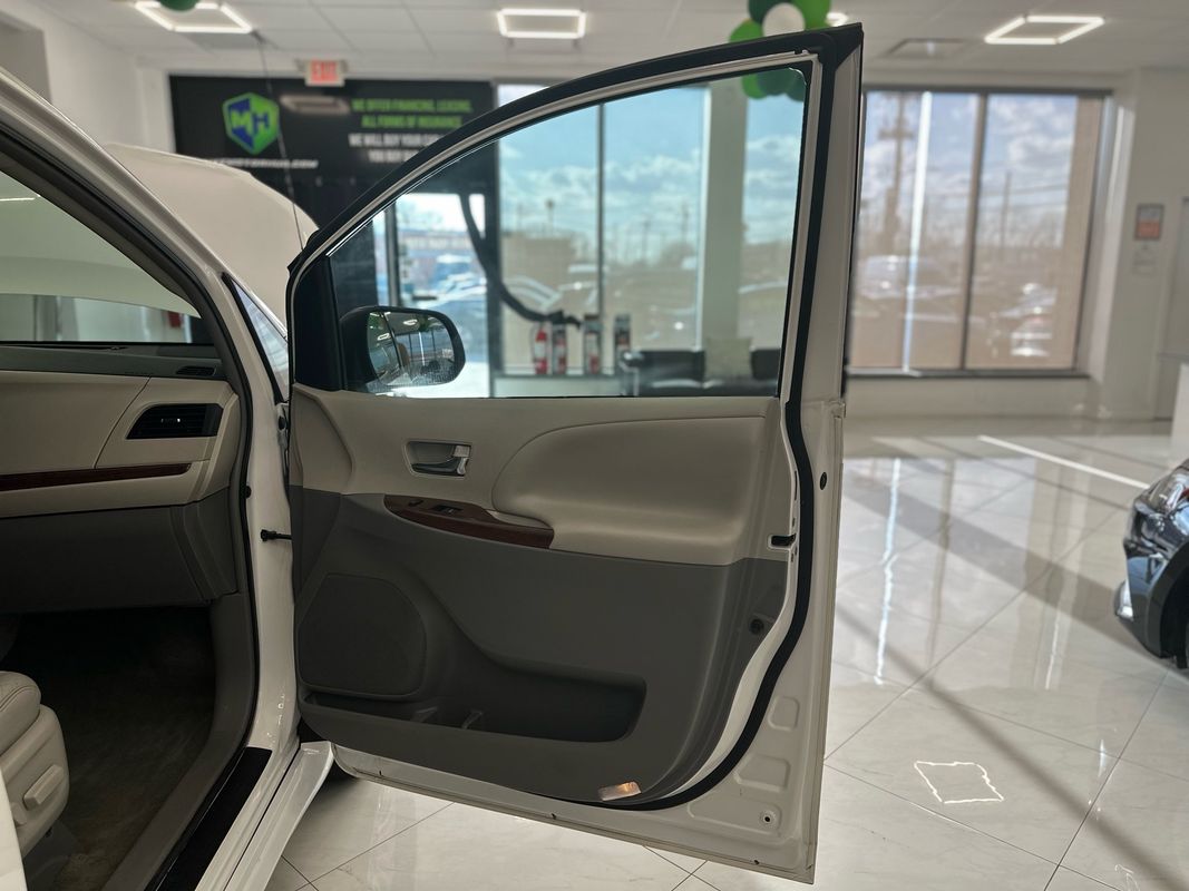 Vehicle image 42 of 47