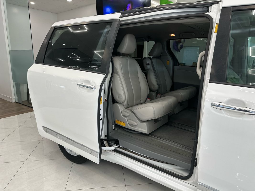 Vehicle image 17 of 47