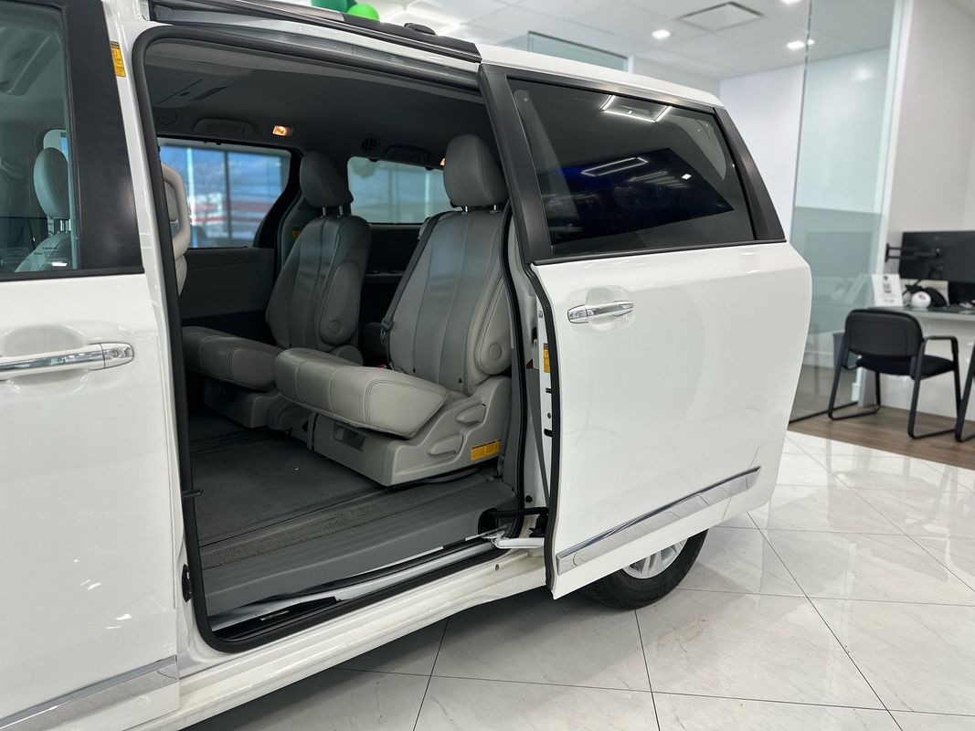 Vehicle image 16 of 47