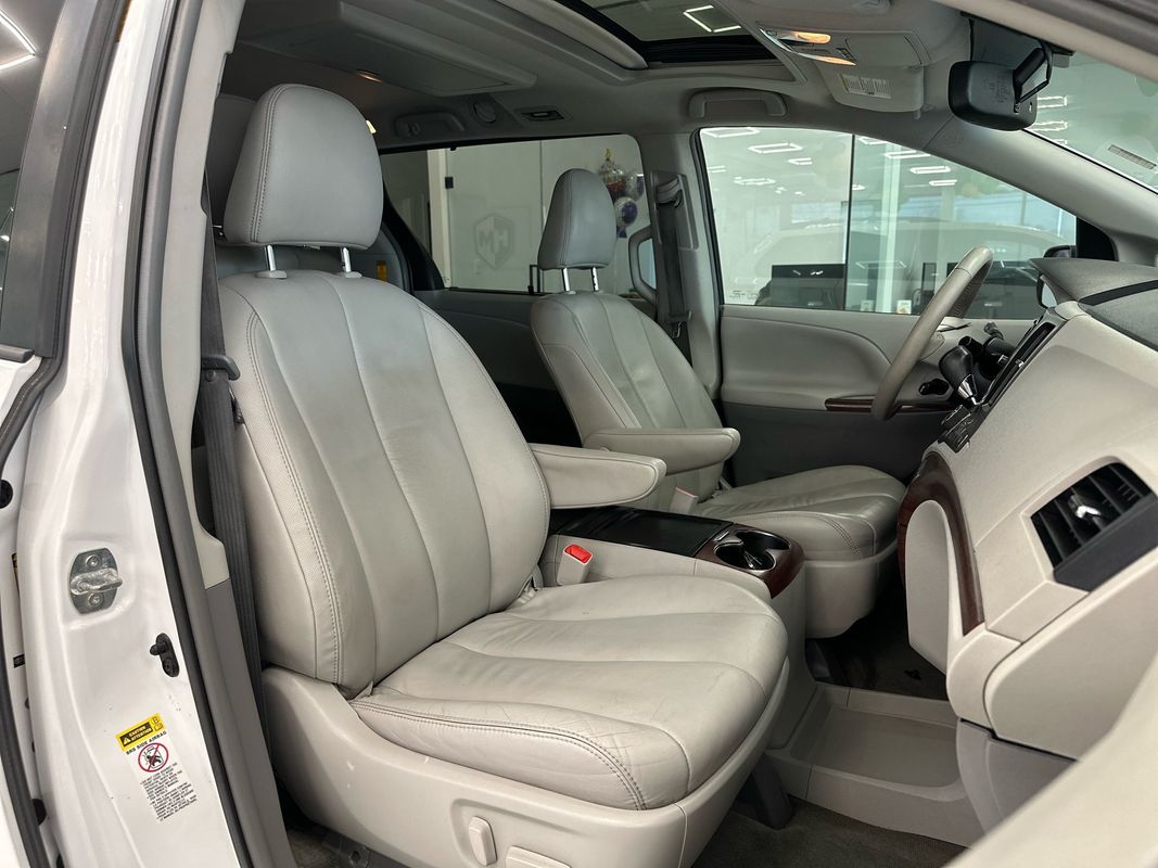 Vehicle image 26 of 47