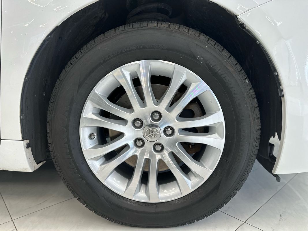 Vehicle image 43 of 47