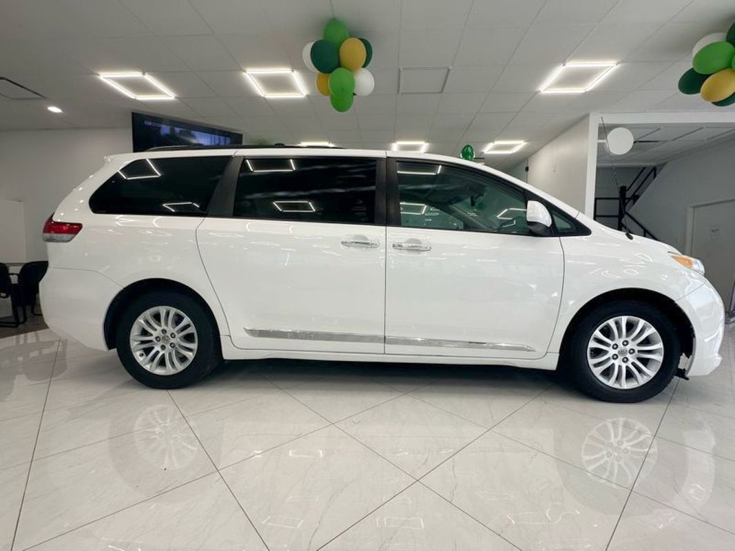 Vehicle image 4 of 47