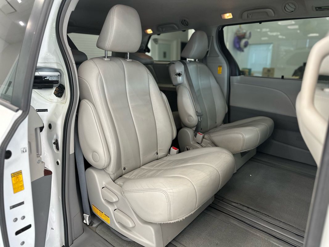 Vehicle image 27 of 47