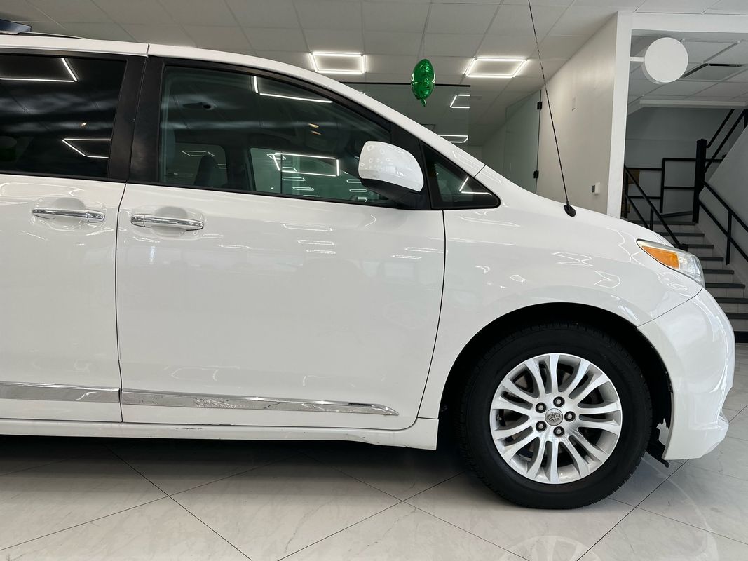 Vehicle image 5 of 47