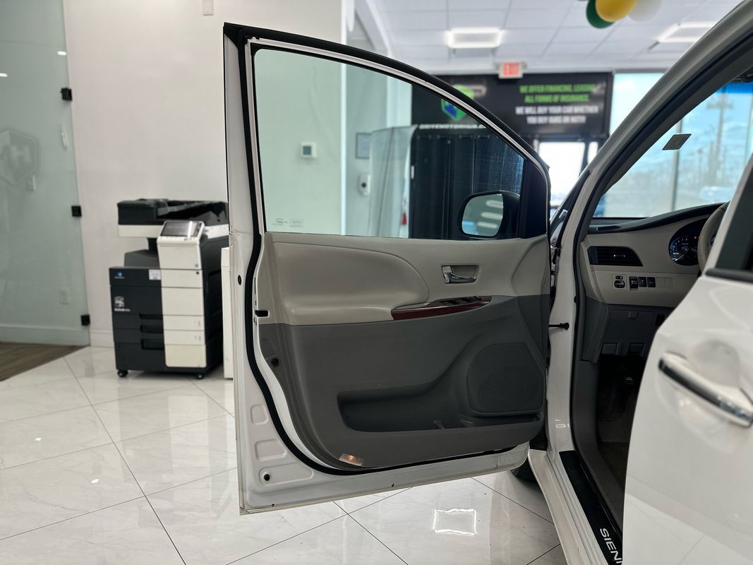 Vehicle image 41 of 47