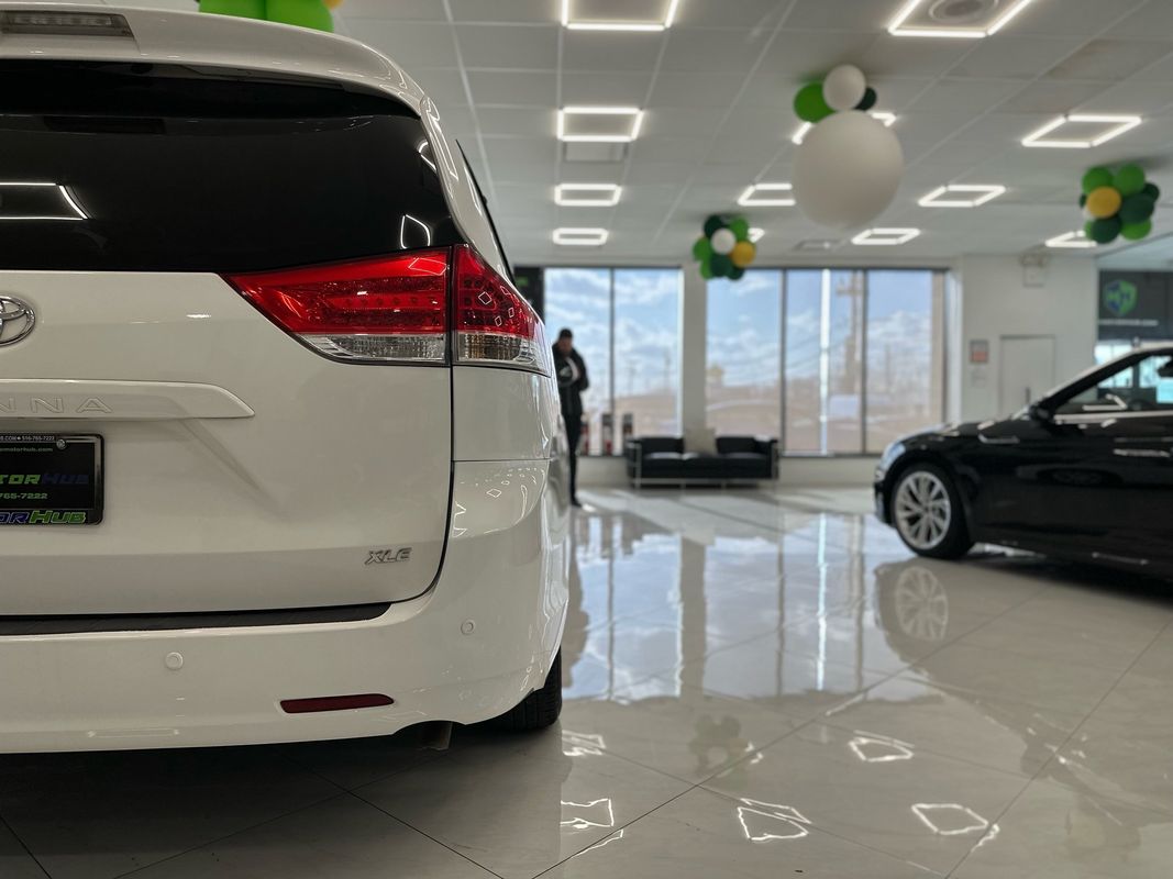 Vehicle image 10 of 47
