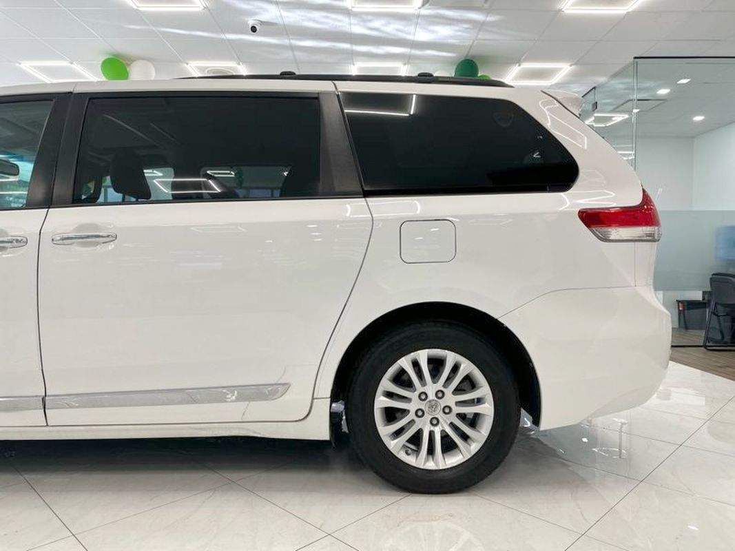 Vehicle image 8 of 47