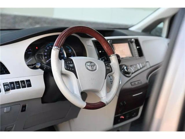 Vehicle image 28 of 36