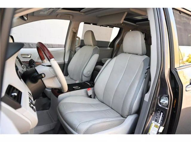 Vehicle image 27 of 36