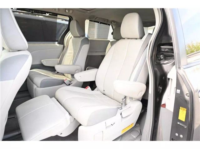 Vehicle image 34 of 36