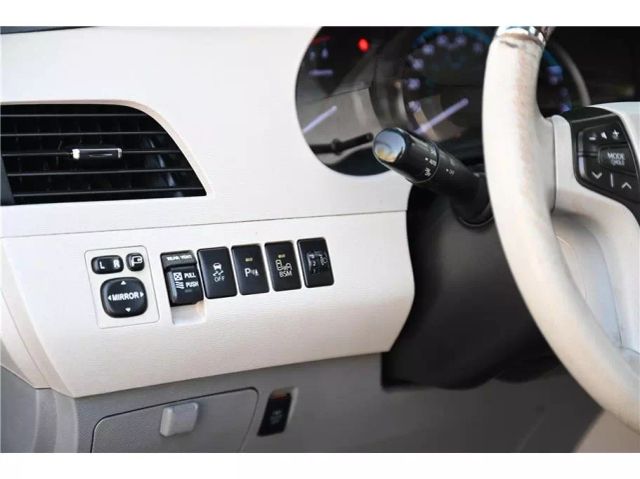 Vehicle image 25 of 36