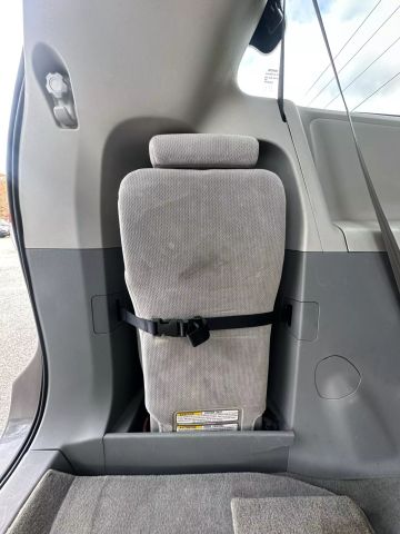 Vehicle image 31 of 51