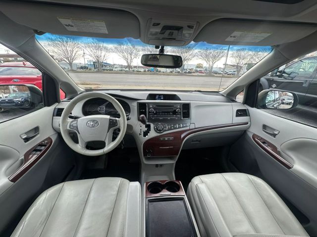 Vehicle image 33 of 51