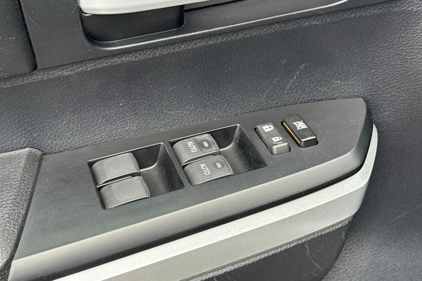Vehicle image 14 of 28