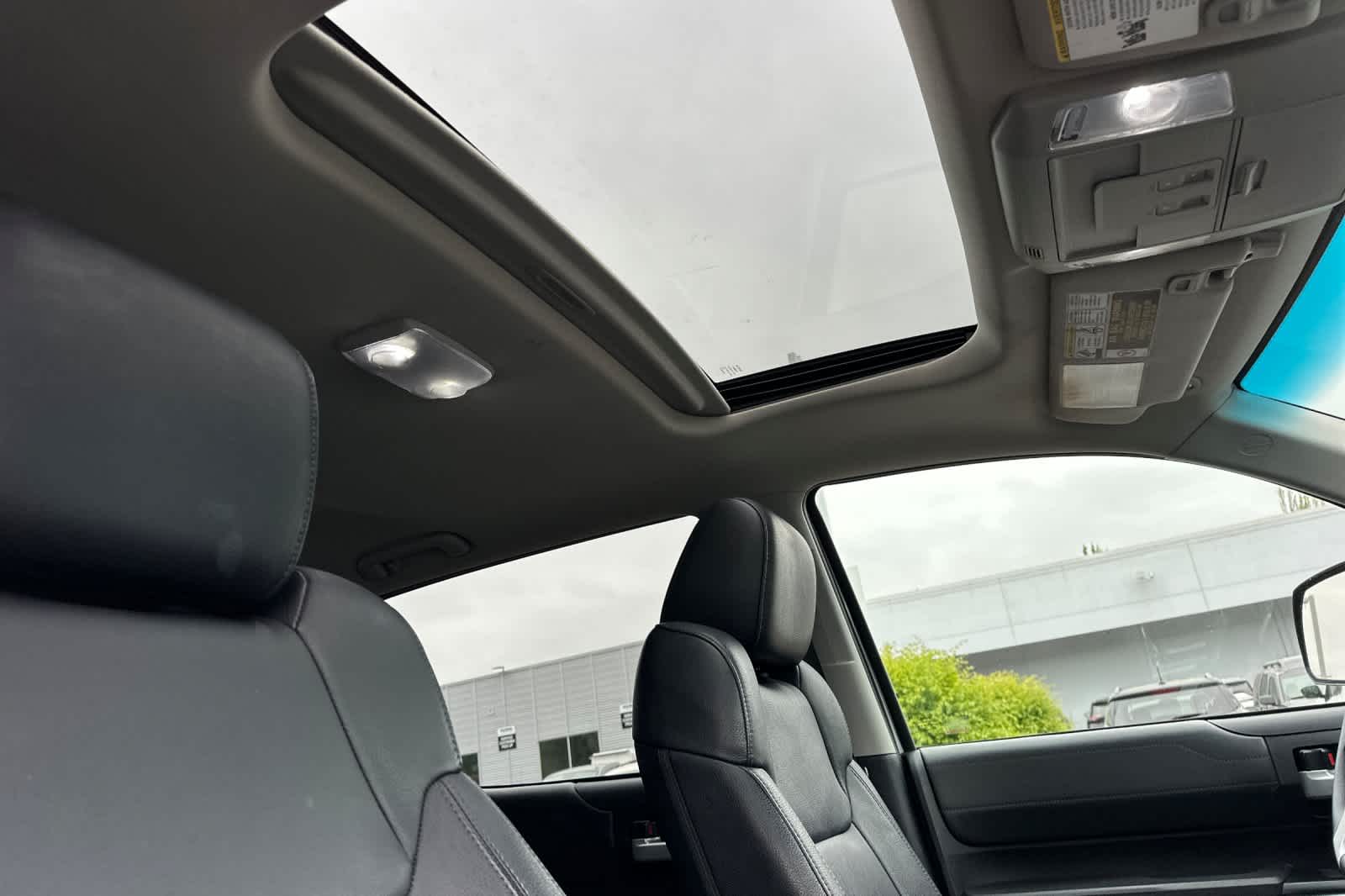 Vehicle image 17 of 28