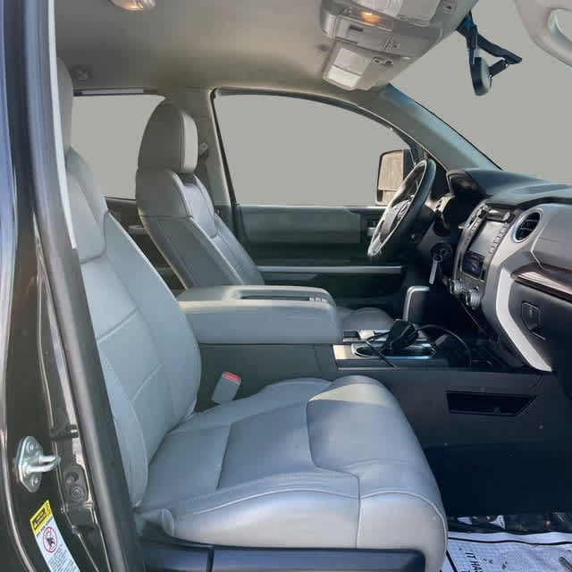 Vehicle image 17 of 24