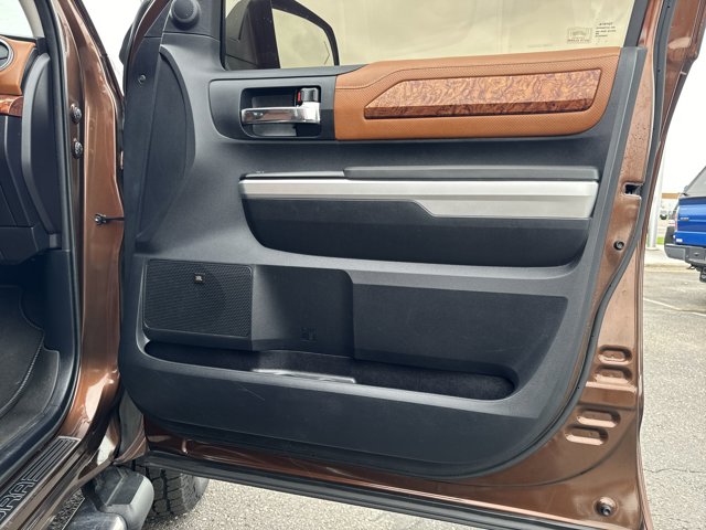Vehicle image 28 of 33
