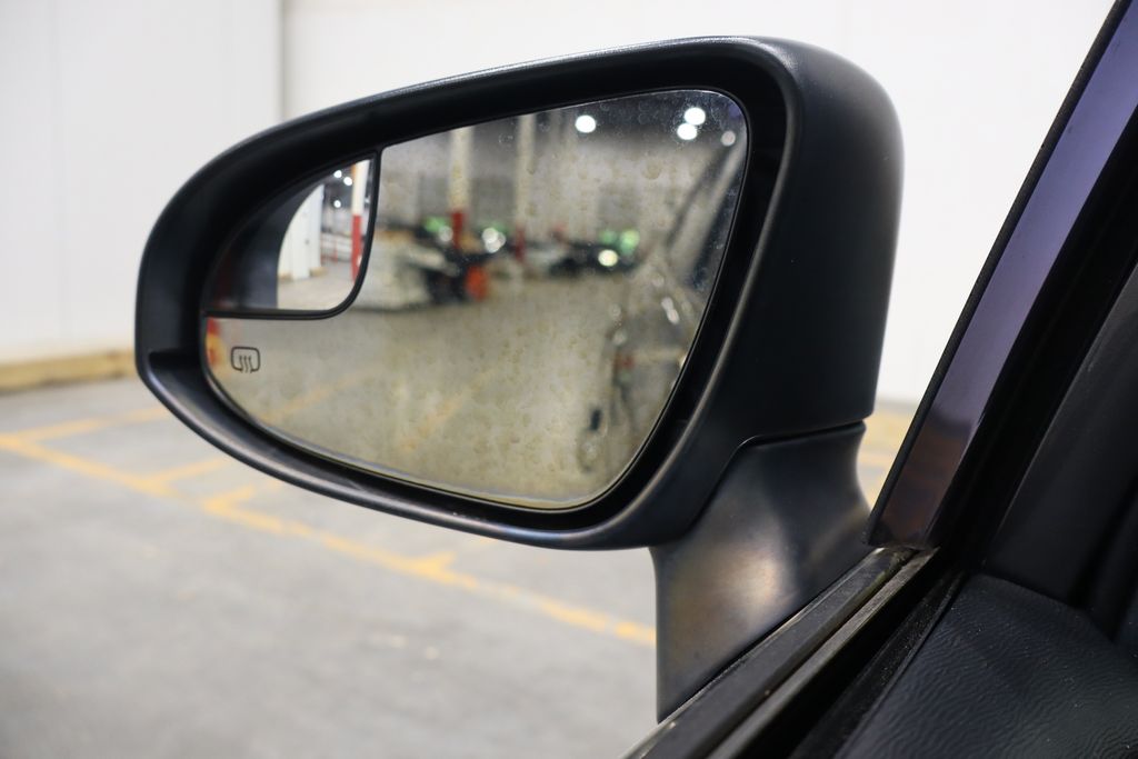 Vehicle image 33 of 38