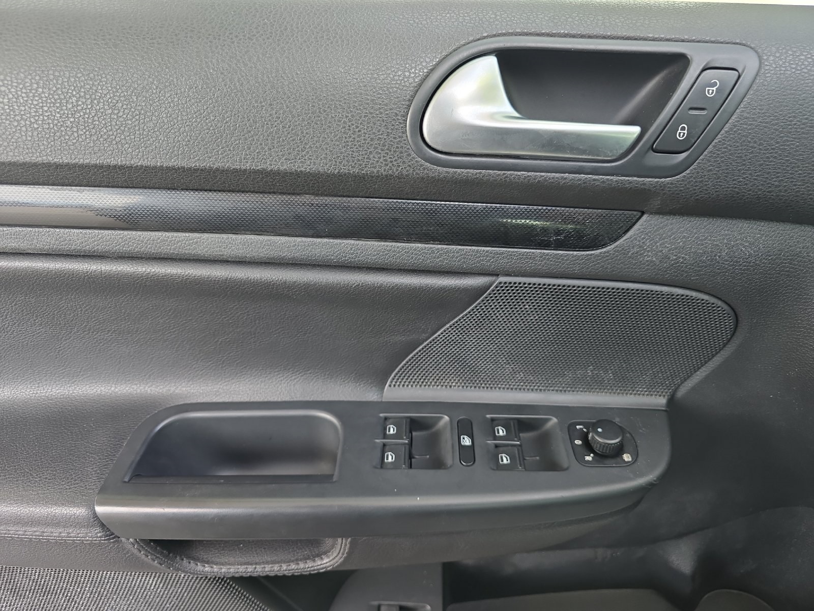 Vehicle image 21 of 27
