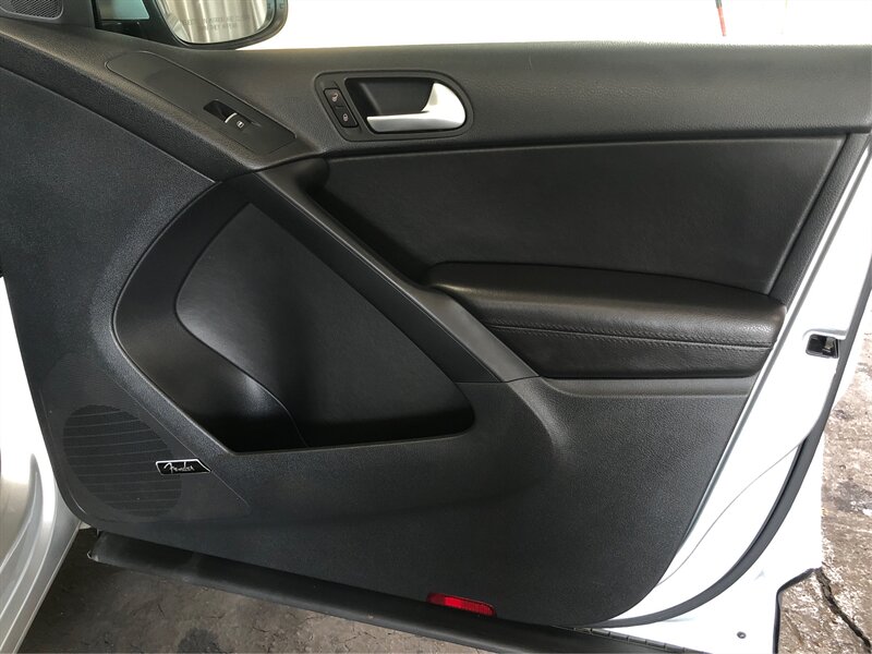 Vehicle image 17 of 23