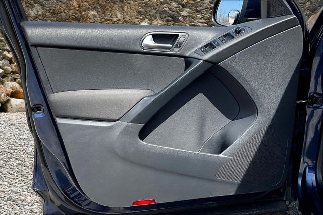 Vehicle image 21 of 31