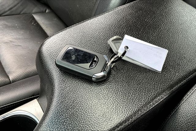 Vehicle image 25 of 33