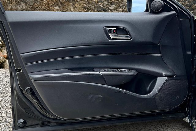 Vehicle image 23 of 33