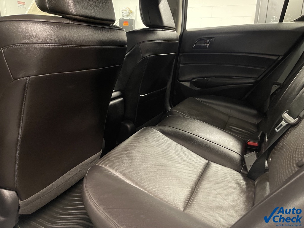 Vehicle image 27 of 64