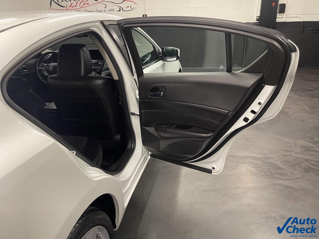 Vehicle image 33 of 64