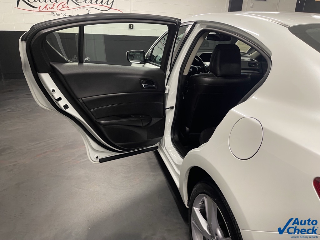 Vehicle image 26 of 64