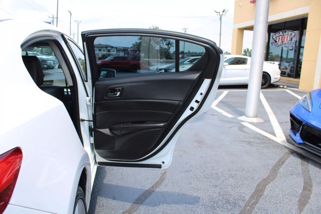 Vehicle image 33 of 34