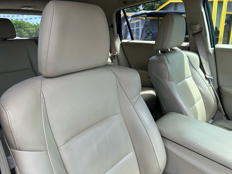 Vehicle image 10 of 32