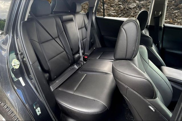 Vehicle image 8 of 32