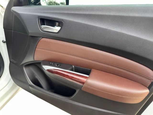 Vehicle image 21 of 24