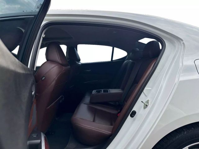 Vehicle image 18 of 24
