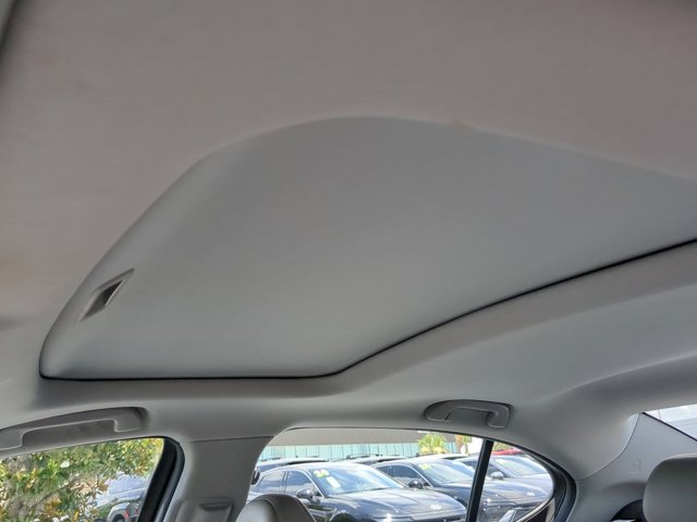Vehicle image 20 of 31
