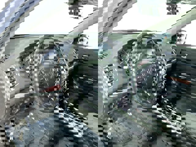 Vehicle image 15 of 34