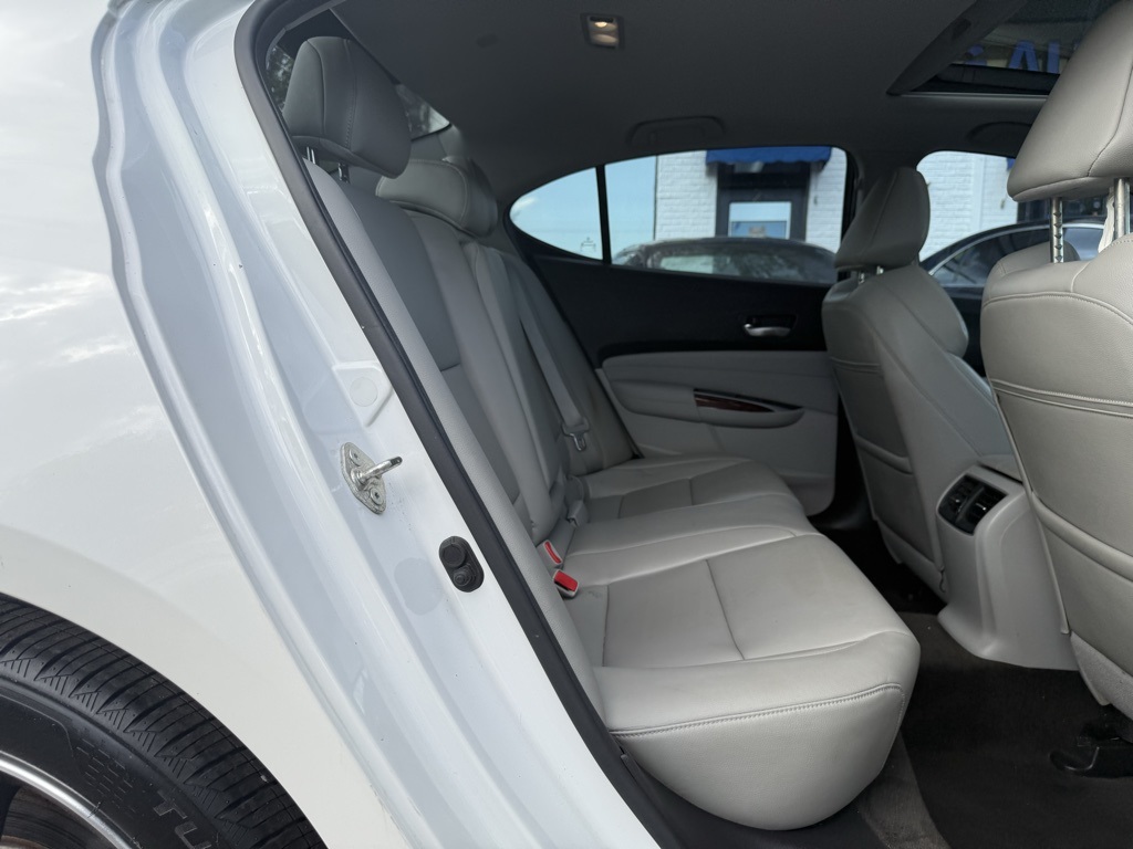 Vehicle image 21 of 30