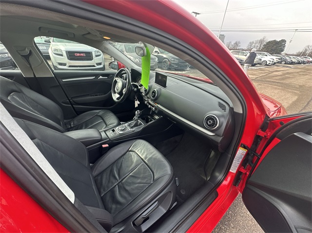 Vehicle image 27 of 32