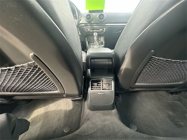 Vehicle image 20 of 32