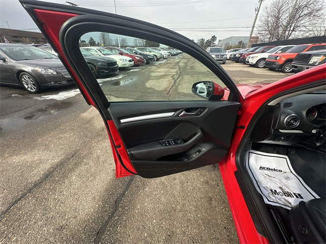 Vehicle image 21 of 32