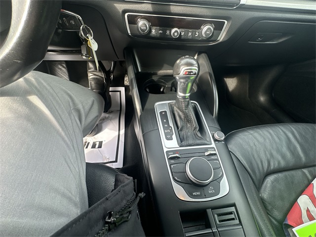 Vehicle image 15 of 32