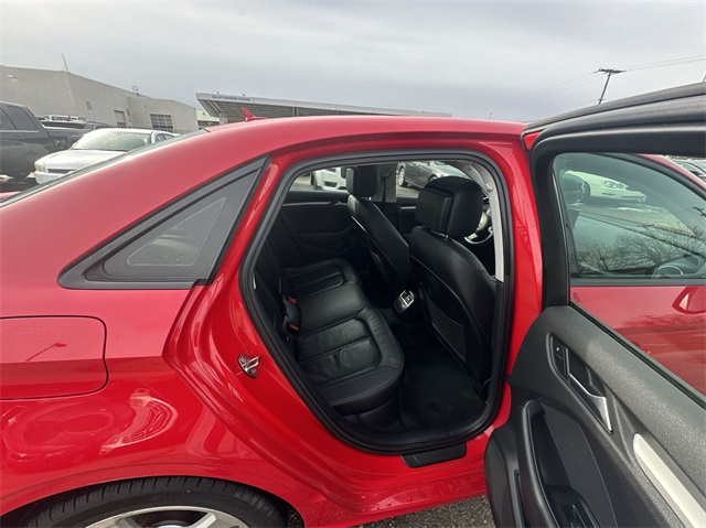 Vehicle image 25 of 32