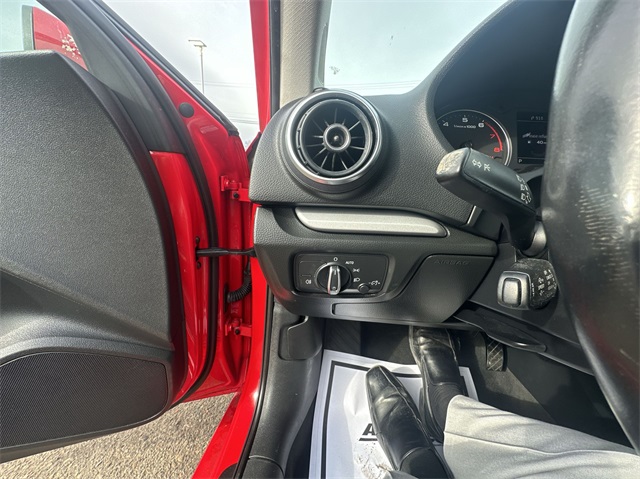 Vehicle image 16 of 32