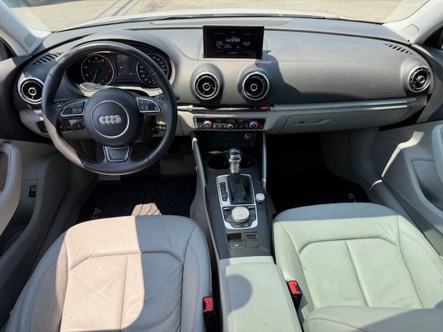 Vehicle image 11 of 14