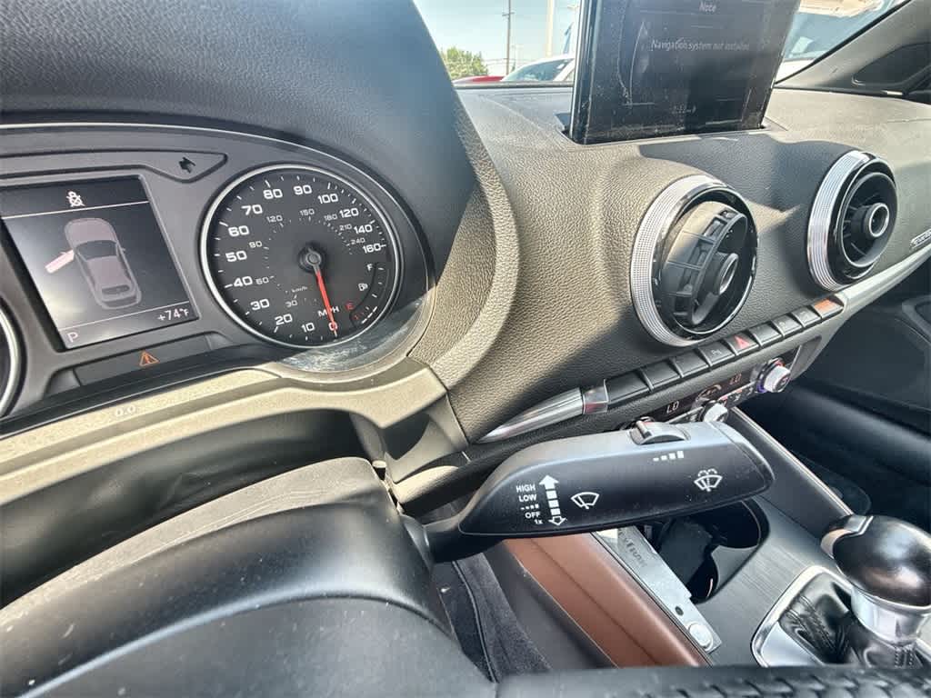 Vehicle image 17 of 32