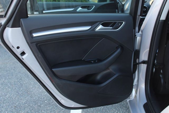 Vehicle image 27 of 32