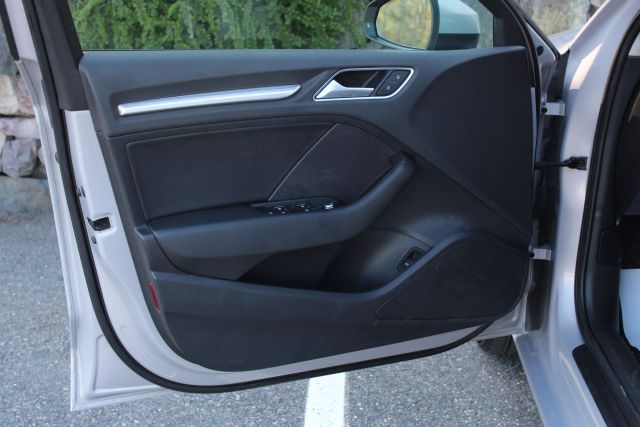 Vehicle image 26 of 32