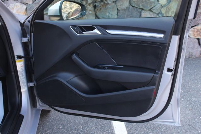 Vehicle image 28 of 32