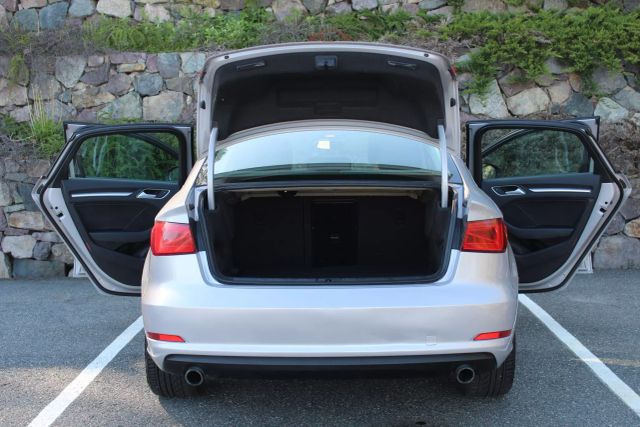 Vehicle image 10 of 32